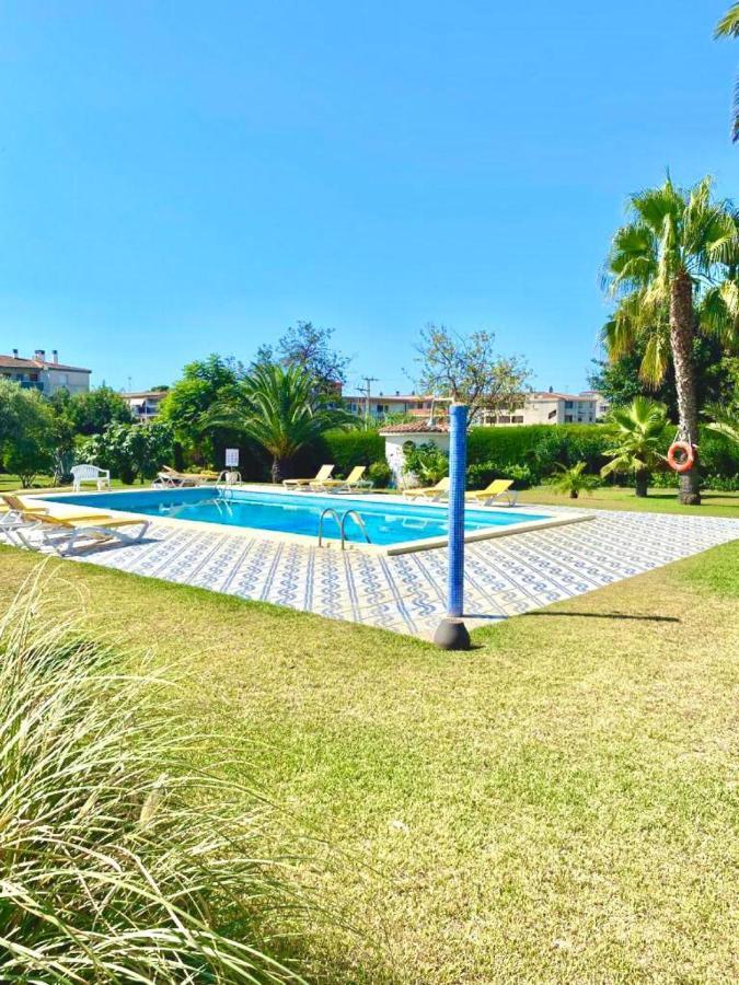 Complejo Colibri 8 Villa Кембрилс Екстериор снимка